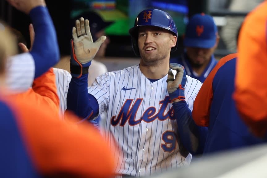 El jardinero central de los Mets de Nueva York, Brandon Nimmo (9), celebra su jonrón solitario contra los Nacionales de Washington con sus compañeros en el banquillo durante la cuarta entrada en el Citi Field.