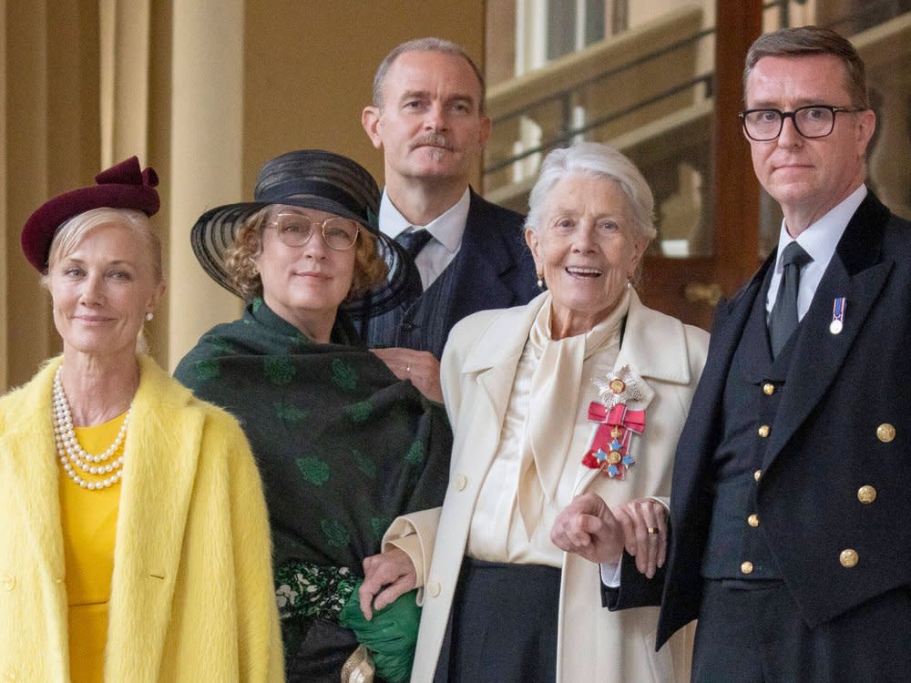 Dame Vanessa Redgrave (2.v.r.) mit ihrer Tochter Joely Richardson (l.) sowie ihrer Schwiegertochter Jennifer Nero und ihrem Sohn Carlos Nero nach der Veranstaltung. Ein Palastmitarbeiter (r.) begleitete die Ausgezeichnete aus dem Buckingham Palast. (Bild: imago/i Images)