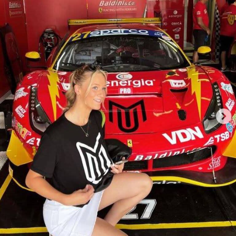 Clara, la media hermana de Nicole Neumann, posa junto al auto de su cuñado Manuel Urcera, en el autódromo de Imola, en Italia