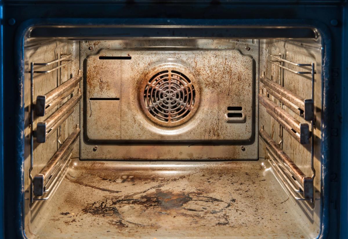 Expert demonstrates simple hack to make a grimy oven spotless: 'You'll be  blown away