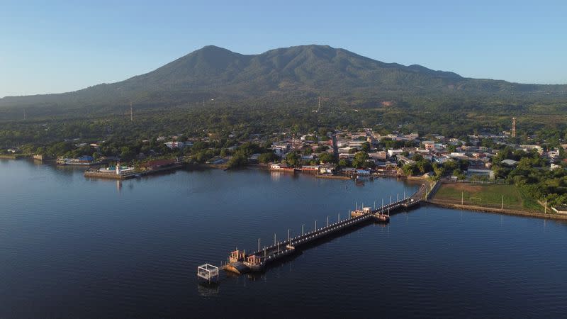 Una vista general de la ciudad de La Unión y el volcán Conchagua, sitio proyectado para la Ciudad Bitcoin según el presidente de El Salvador, Nayib Bukele, en La Unión