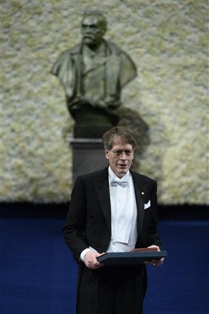 Lars Peter Hansen of the U.S. holds his Nobel Prize in Economic Sciences during the 2013 Nobel Prize award ceremony in Stockholm December 10, 2013. REUTERS/Claudio Bresciani