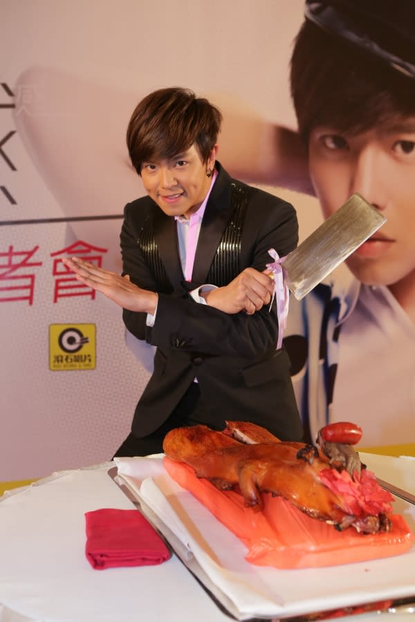 黃鴻升新專輯「超有感」香港舉行亞洲記者會笑納烤乳豬開紅盤