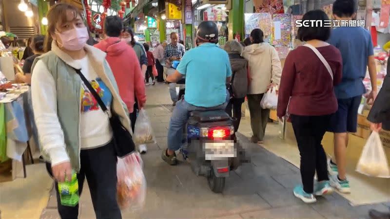 高雄三鳳中街擠滿人潮，機車也硬闖入主要走道。