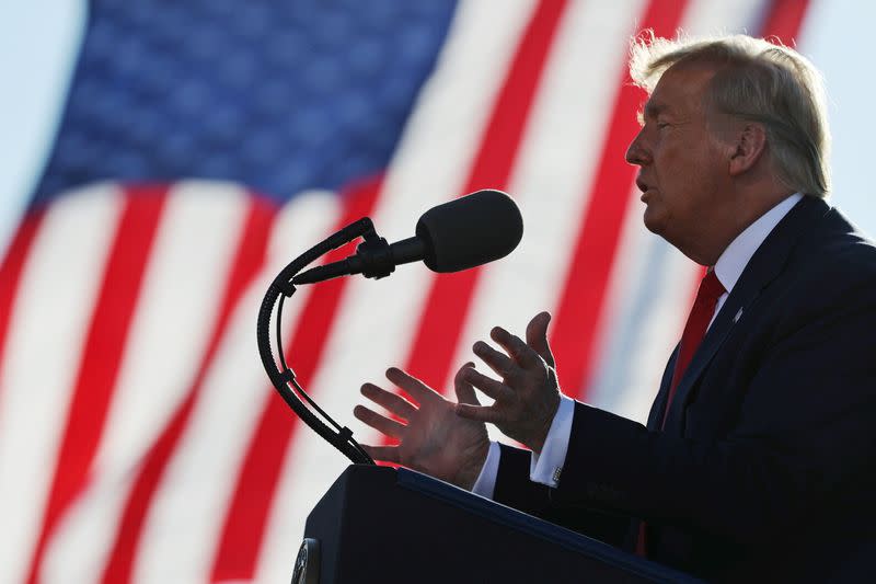 FOTO DE ARCHIVO. El presidente de Estados Unidos, Donald Trump, habla durante un mitin de campaña en el aeropuerto Phoenix Goodyear, en Goodyear, Arizona, Estados Unidos