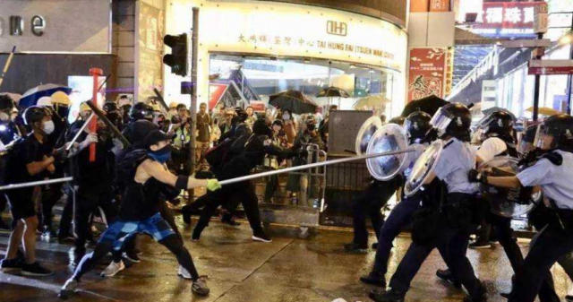 5&#x006708;25&#x0065e5;&#x00665a;&#x00ff0c;&#x009999;&#x006e2f;&#x00793a;&#x005a01;&#x006c11;&#x00773e;&#x005728;&#x008343;&#x007063;&#x006c99;&#x005480;&#x009053;&#x008207;&#x006e2f;&#x008b66;&#x005c0d;&#x005cd9;&#x003002;&#x00ff08;&#x005716;&#x00ff0f;&#x0065b0;&#x0083ef;&#x00793e;&#x00ff09;