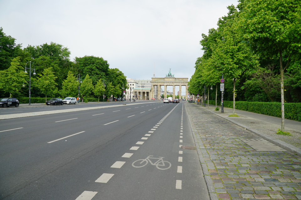 The road leading to the Brandenburg Gate today (top) and in a car-free Berlin, as rendered by campaigners (bottom). Volksentscheid Berlin Autofrei