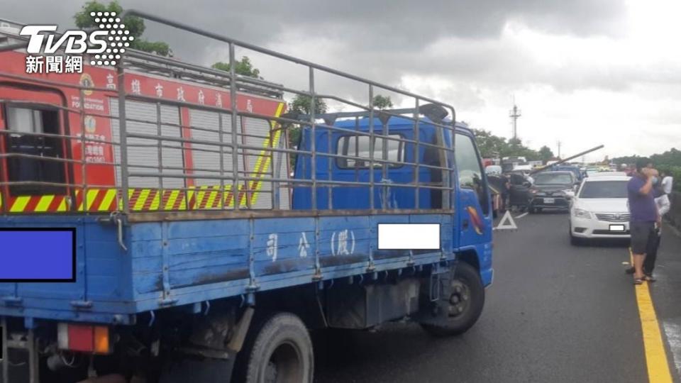 內側車道和中間車道一度封閉。（圖／TVBS）