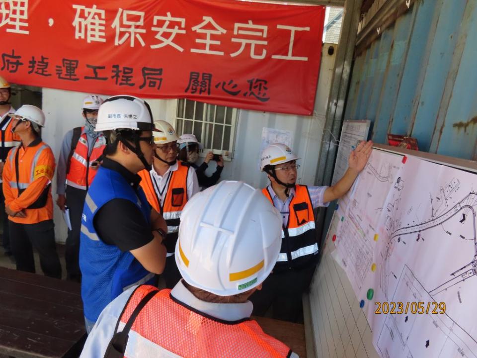 瑪娃颱風來襲前，新北市副市長朱惕之率隊查核位於大漢溪旁捷運局辦理之「新北樹林線城林大橋銜接環漢路替代道路新建工程」，捷運局副局長林耀長簡報防汛整備情形。(新北市工務局提供)