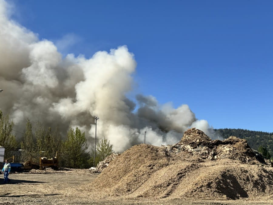 Portland Fire tackles large sawdust, pallet fire at wood recycling plant