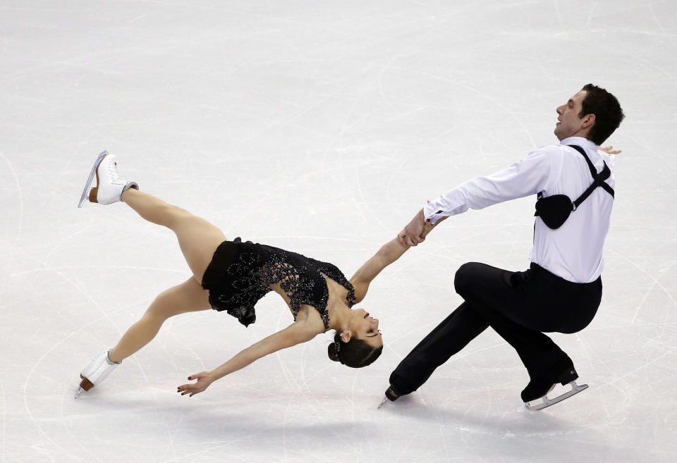 Marissa Castelli and Simon Shnapir compete during the pairs free skate at the U.S. Figure Skating Championships in Boston, Saturday, Jan. 11, 2014. (AP Photo/Elise Amendola)