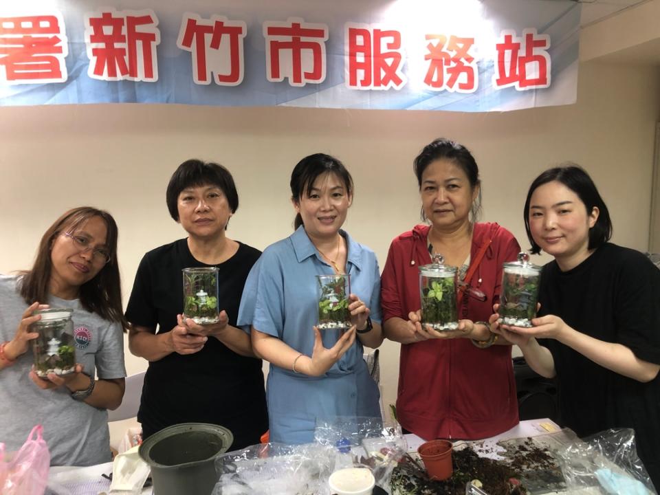 《圖說》菲籍林莉緹講師（左一）帶領新住民製作「植物生態瓶」向地球母親致敬。（圖／移民署新竹市服務站提供）