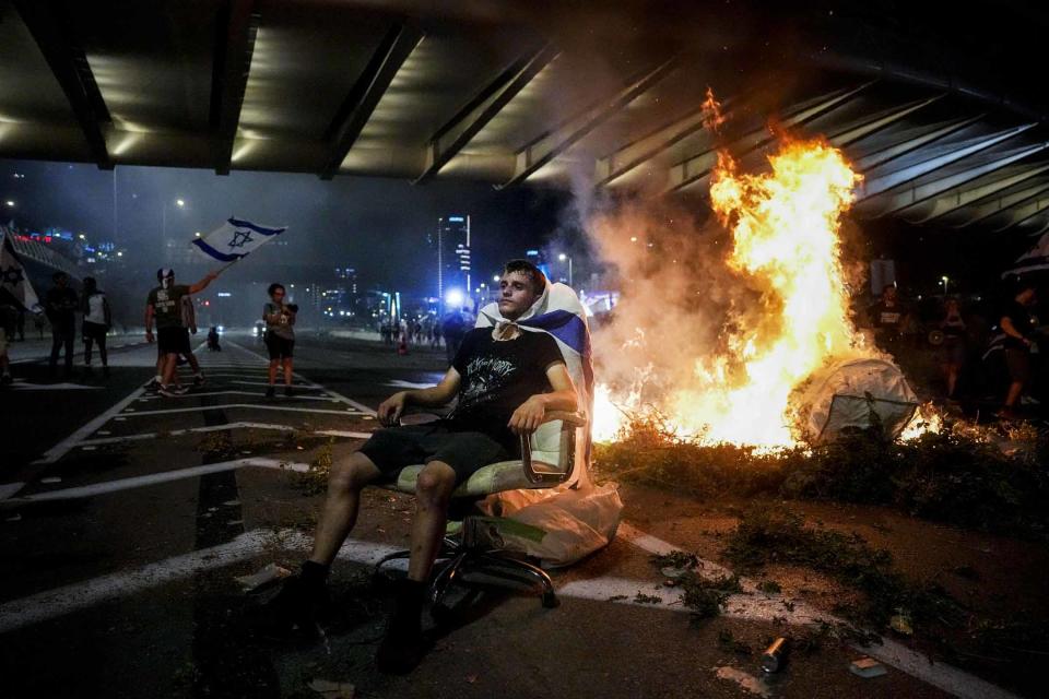 2023年7月20日，以色列特拉維夫，示威者佔領阿亞隆高速公路，抗議總理內塔尼亞胡的司法改革法案。攝：Ariel Schalit/AP/達志影像