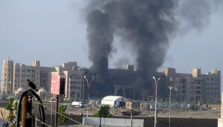 Smoke billows from al-Qasr hotel after it was hit by explosions in the western suburbs of Yemen's southern port city of Aden, October 6, 2015. Unidentified assailants fired missiles at an Aden hotel housing Yemeni officials and at a Gulf military base in Aden on Tuesday, a government spokesman and residents said, in the biggest attack on the government since it retook the city from Houthi foes in July. REUTERS/Stringer