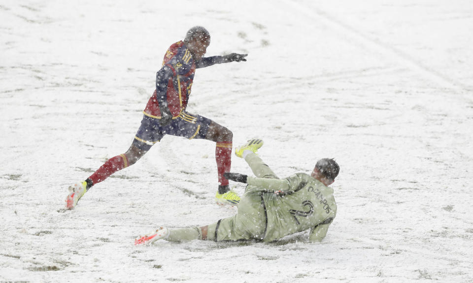 SANDY, UTAH - MAART 2: Andres Gomez #11 van Real Salt Lake passeert Omar Campos #2 van Los Angeles FC tijdens de eerste helft van hun wedstrijd op America First Field op 2 maart 2024 in Sandy, Utah.  (Foto door Chris Gardner/Getty Images)