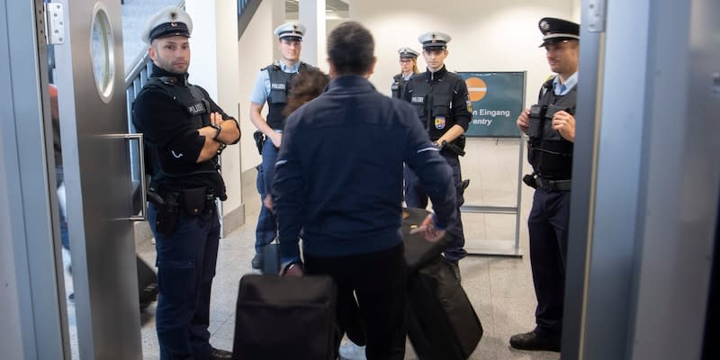 Kontrolle am Hamburg Airport: Bundespolizei entdeckt gefährliche Waffe im Gepäck<span class="copyright">Bild: dpa</span>