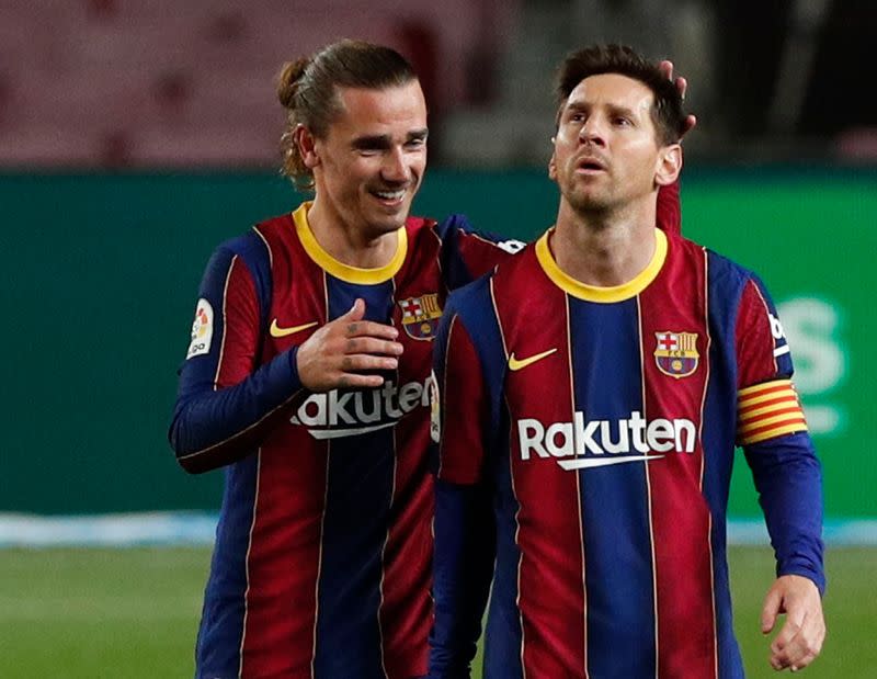 Antoine Griezmann celebra junto a Lionel Messi tras anotar un gol en la goleada del FC Barcelona sobre el Getafe, en el estadio Camp Nou, en Barcelona, España