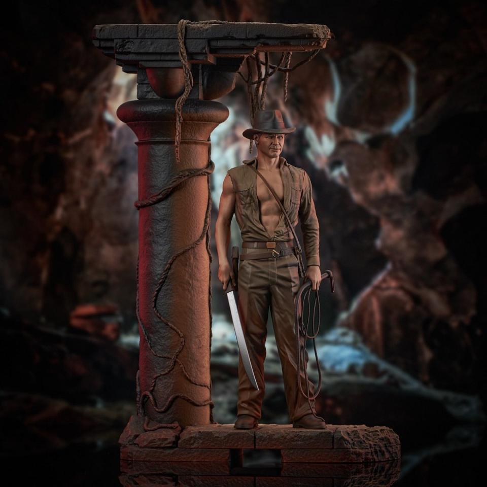 Indiana Jones and the Temple of Doom Gentle Giant statue machete view.
