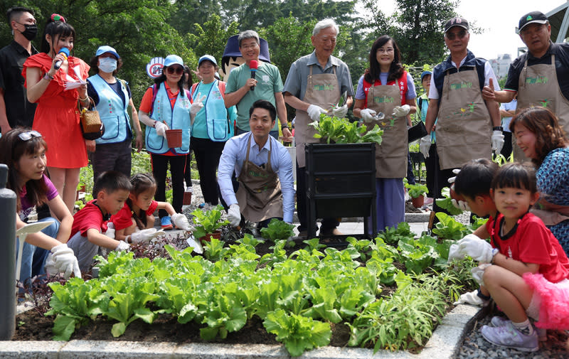 蔣萬安出席象山田園基地綠意生活開箱活動（2） 台北市長蔣萬安（前排中）8日出席「象山田園基地 綠意生活開箱」活動，與前台北市長黃大洲（站者前 右4）及志工等一同種菜。 中央社記者張新偉攝  113年5月8日 