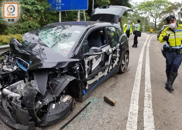 涉事電動車嚴重損毀。(蘇偉明攝)