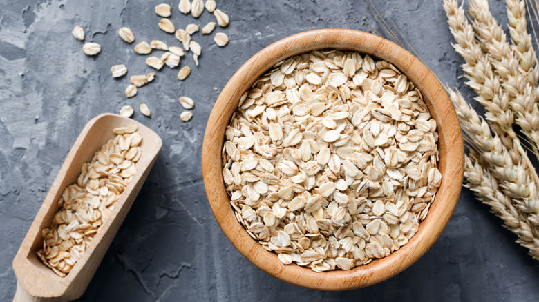 rolled oats in bowl