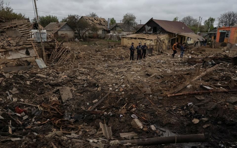 Police are seen at the site of a residential area hit by a Russian military strike, amid Russia's attack on Ukraine, in the town of Pavlohrad, Dnipropetrovsk - Sofiia Gatilova/REUTERS