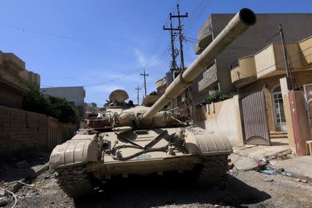 A tank of Iraqi army is seen during a fight with Islamic State militants in western Mosul, Iraq May 18, 2017. REUTERS/Alaa Al-Marjani