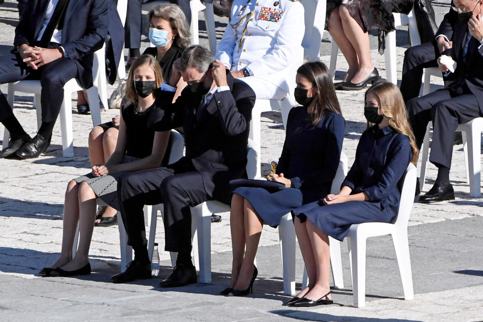 En un momento del acto el rey se había olvidado de ponerse otra vez la mascarilla, pero Leonor se lo recordó <a href="https://twitter.com/TvPlataforma/status/1283672908892647426?s=20" rel="nofollow noopener" target="_blank" data-ylk="slk:como puedes ver en este vídeo;elm:context_link;itc:0;sec:content-canvas" class="link ">como puedes ver en este vídeo</a>. (Foto: Carlos Alvarez / Getty Images)