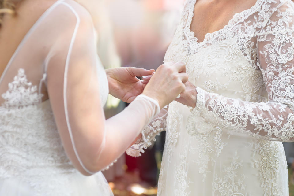 Ein gleichgeschlechtliches Brautpaar aus Hampshire freute sich über das außergewöhnliche Engagement der Polizei. (Symbolbild: Getty Images)