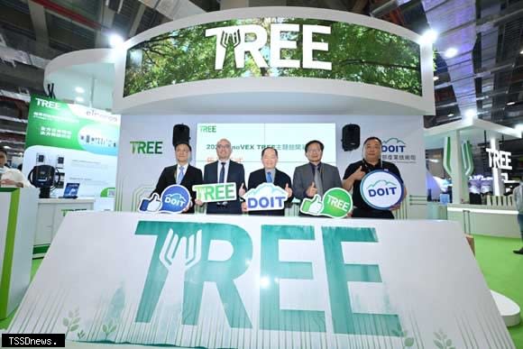 經濟部技術司於InnoVEX打造TREE新創主題館，邀請與會貴賓以技術司資源一點一滴的澆灌成果，象徵孕育科專新創事業化生態系之優質環境。