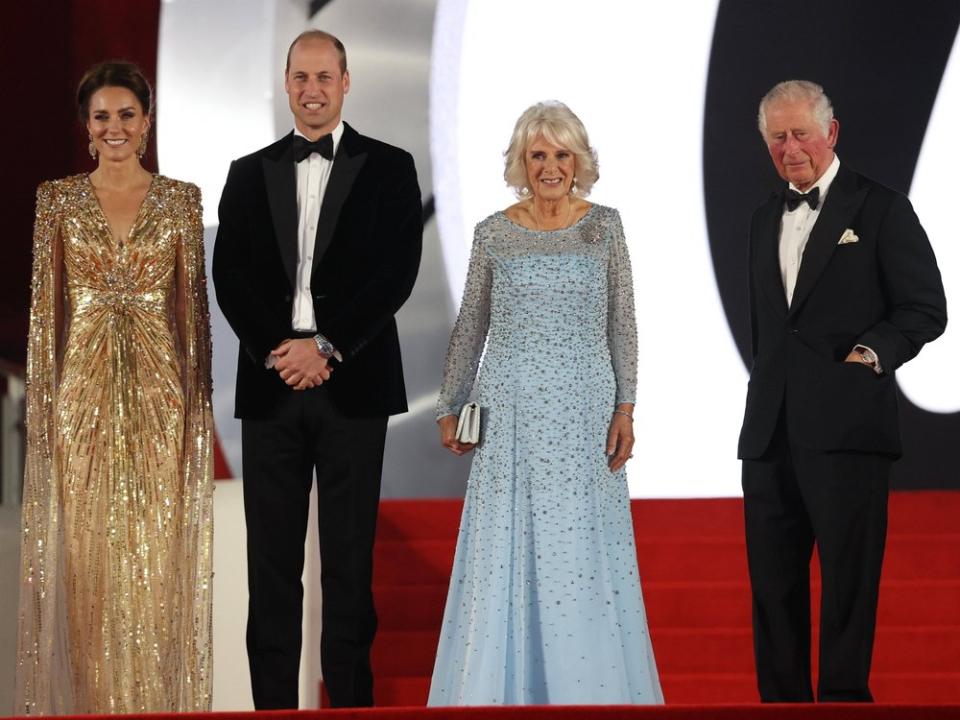 Royale Gäste bei der "Keine Zeit zu sterben"-Weltpremiere (v.l.n.r.): Herzogin Kate, Prinz William, Herzogin Camilla und Prinz Charles. (Bild: imago images/i Images)