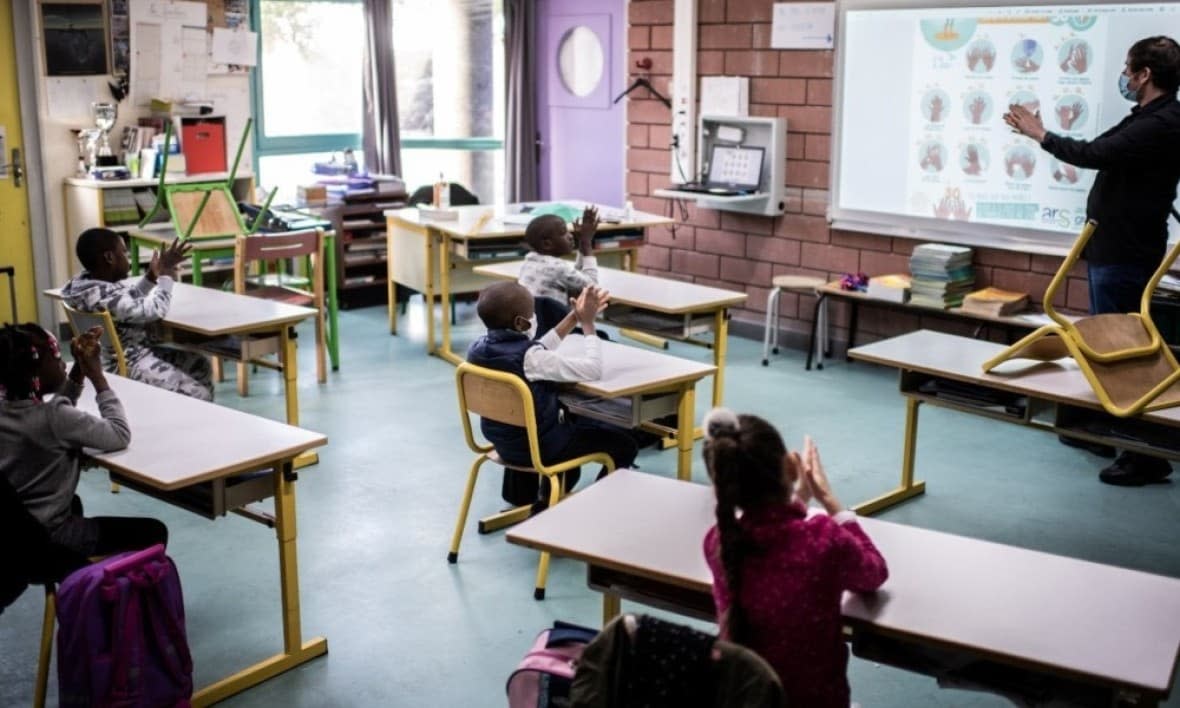 Les enfants vont retourner à l'école malgré le confinement après les vacances de la Toussaint (photo d'illustration). - Martin Bureau-AFP