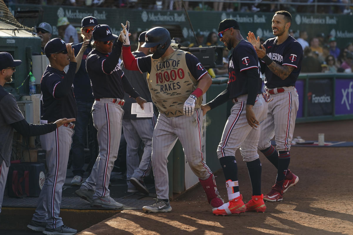 Twins put Farmer on IL after hit in face by pitch