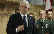 Auch bei ihm fiele es schwer zu raten: Auf dem Bild ist Steve Martin in seiner Rolle als schmieriger Investor in "Die irre Heldentour des Billy Lynn" zu sehen. Doch dank seiner seit Jahrzehnten schlohweißen Haare und der immer gleichbleibenden Frisur wirkt die Comedy-Legende ebenfalls alterslos. Die Auflösung: Der Film kam 2016 ins Kino, Martin ist heute 75. (Bild: Sony Pictures Home Entertainment)