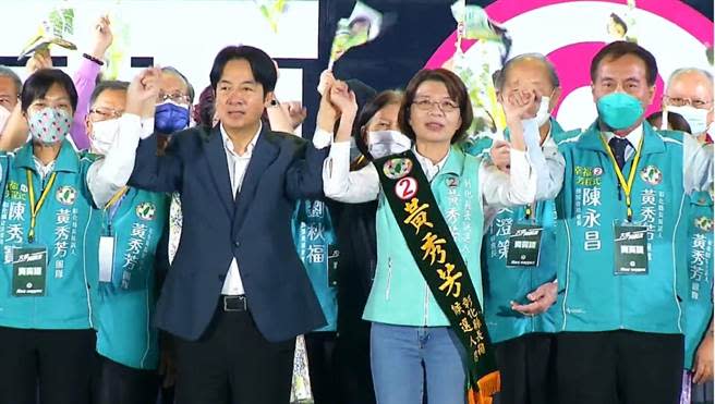 選前之夜，彰化縣民進黨候選人黃秀芳舉辦造勢晚會，副總統賴清德站台，疾呼要出來投票，改變彰化的命運。（吳敏菁攝）