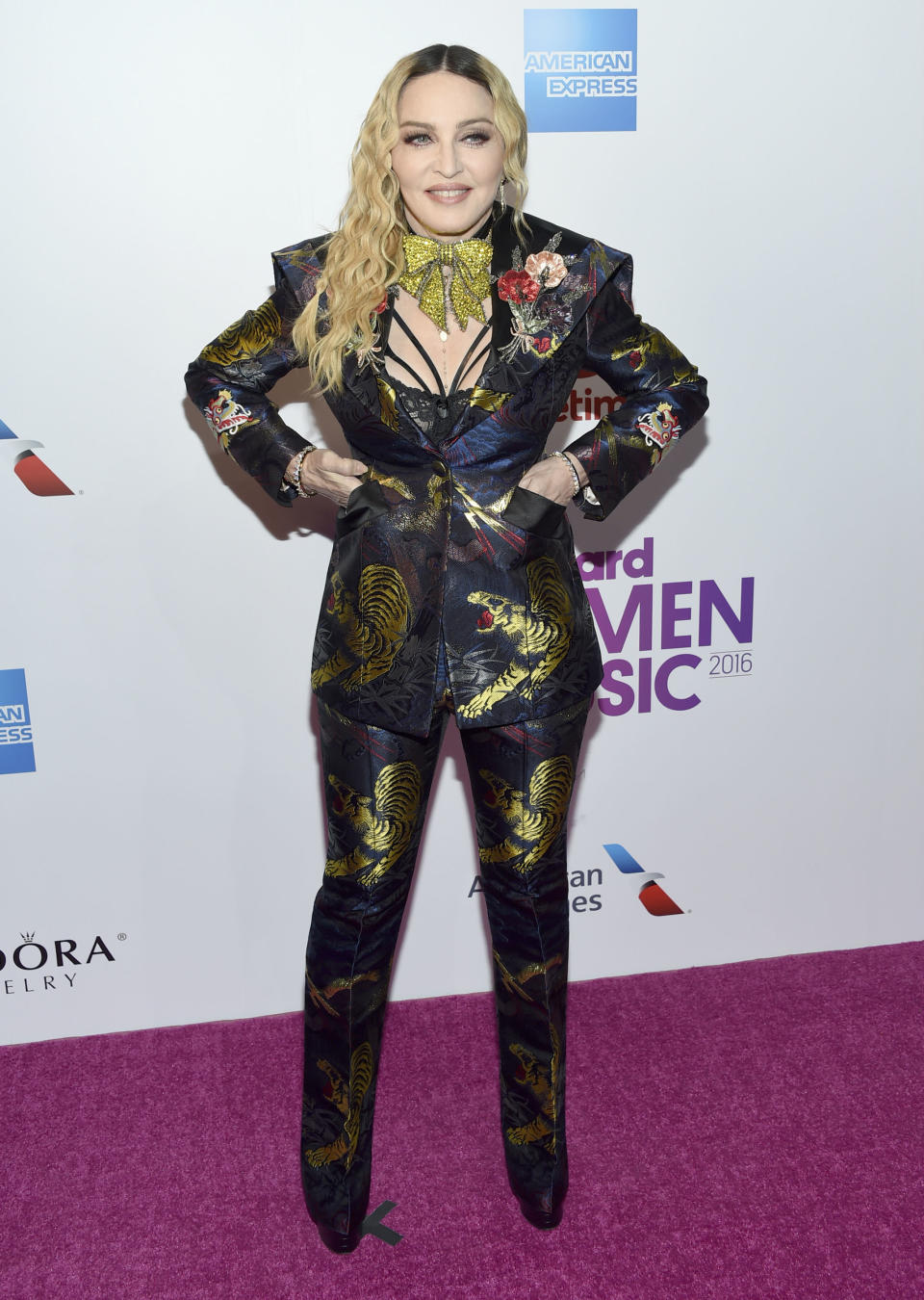 <p>A Madonna la hemos visto con muchos trajes en los últimos años, pero el más surrealista fue el Gucci que se puso en los Billboard Women in Music. Y tú, ¿lo amas o lo odias? (Foto: Gtres). </p>