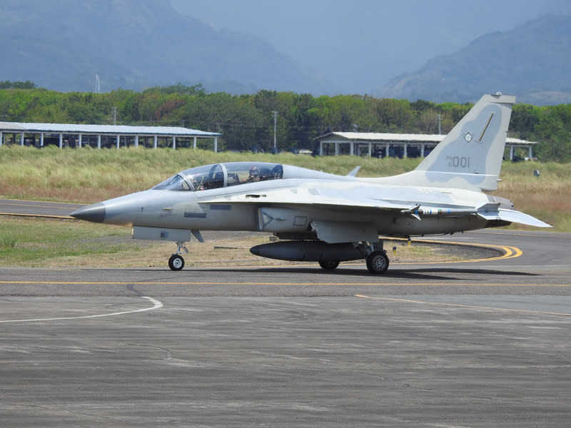 菲律賓戰機參與菲美空軍「雷霆對抗」演習 菲律賓空軍的FA-50戰機和美國空軍的F-16戰鬥機11 日在馬尼拉西北方的巴塞空軍基地進行菲美空軍「雷 霆對抗」第一階段演習。圖為FA-50戰機在跑道滑 行。 中央社記者陳妍君巴塞空軍基地攝  113年4月11日 