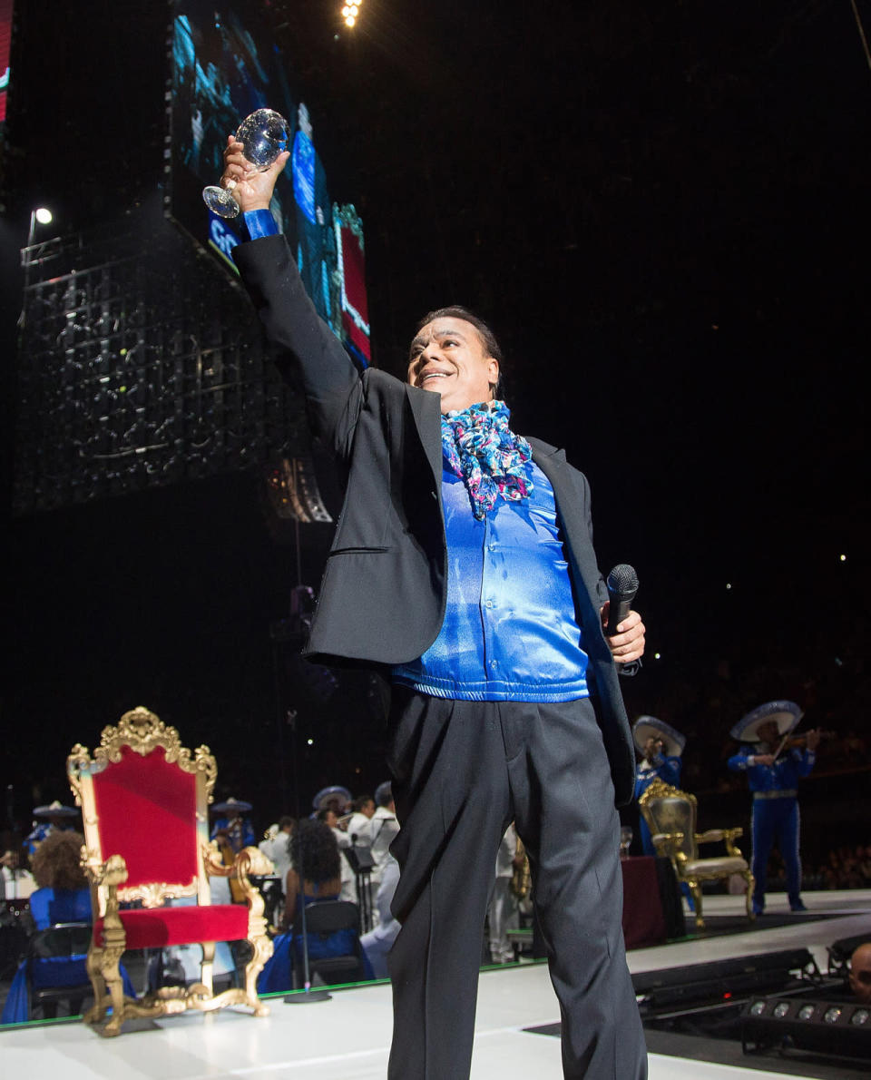 Juan Gabriel se presentó el viernes en la noche ante 17 mil personas en el forum de Inglewood, California en el que sería su último concierto.