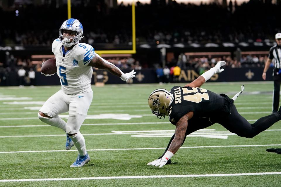 Detroit Lions running back David Montgomery (5) pulls away from New Orleans Saints linebacker Nephi Sewell (45) for a 2-yard touchdown run during the first half of an NFL football game, Sunday, Dec. 3, 2023, in New Orleans. (AP Photo/Gerald Herbert)