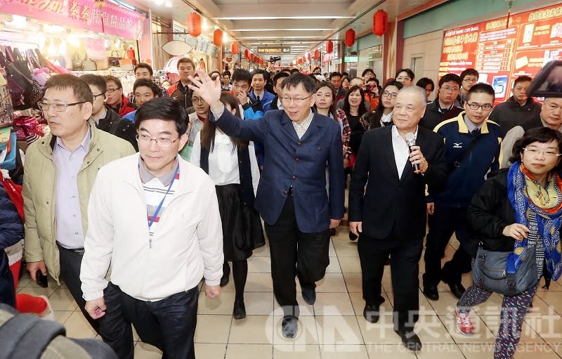 圖為台北市長柯文哲104年農曆年節到台北地下街年貨大街走春，祝福台北地下街的店家生意興隆。(資料照片)