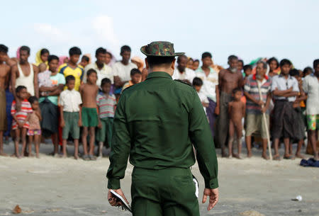 Rohingya Muslims wait to cross the border to Bangladesh, in a temporary camp outside Maungdaw, northern Rakhine state, Myanmar November 12, 2017. Picture taken on November 12, 2017. REUTERS/Wa Lone