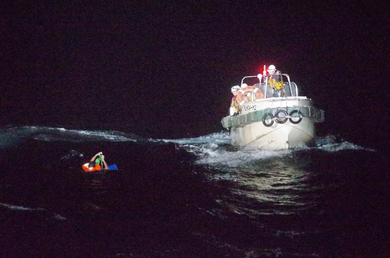 Le sauvetage d'un marin philippin en mer de Chine orientale - Handout / 10th Regional Coast Guard Headquarters / AFP