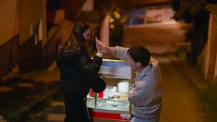 Avance de Hermanos: Sarp y Lidya lazan el carrito de comida de Süsen y Ömer contra el escaparate de una tienda
