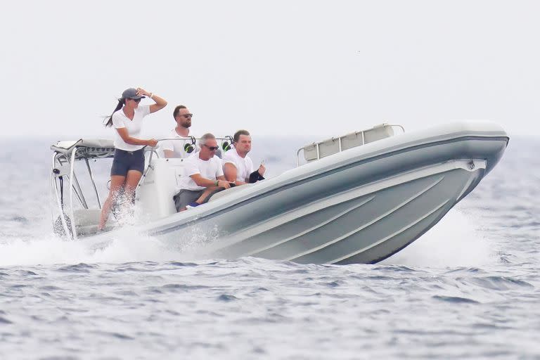 Leonardo DiCaprio usó un barbijo mientras navegaba en Saint-Tropez junto a su madre y su gran amigo Tobey Maguire