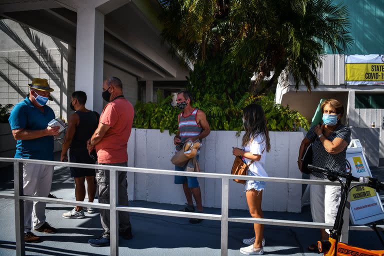 Fila en Miami para recibir una vacuna contra la Covid-19