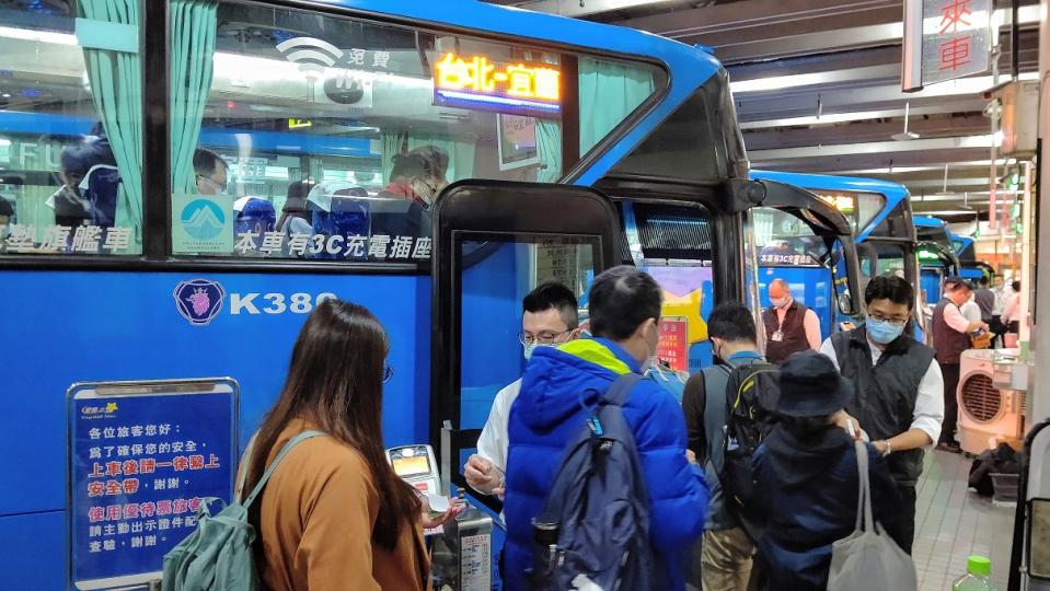 宜蘭直達車乘客上車。   圖：首都、台北客運提供 