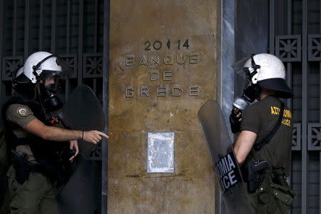 Greek riot police officers take position in front of the Bank of Greece during demonstrations in Athens, Greece, June 30, 2015. REUTERS/Yannis Behrakis
