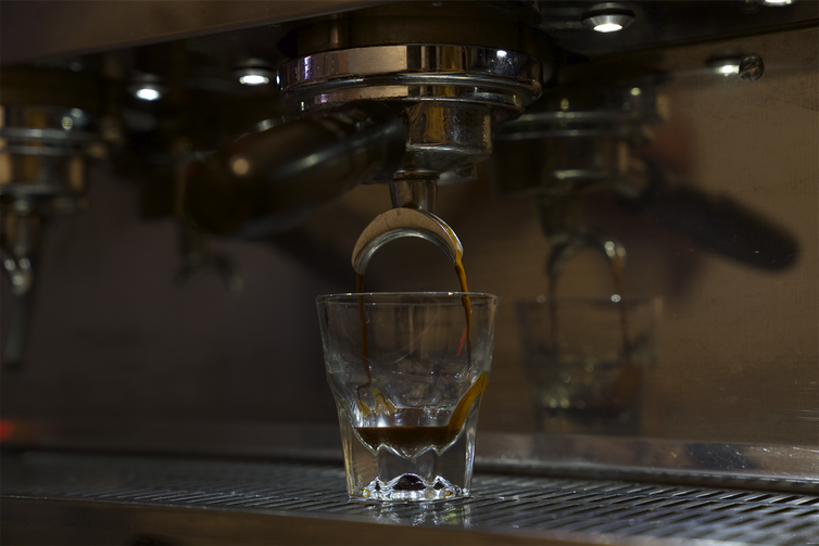 <span class="caption">Pulling a shot of espresso using 15 g of coffee, 40 g of water, in 14 seconds.</span> <span class="attribution"><span class="source">Christopher H. Hendon, University of Oregon</span></span>