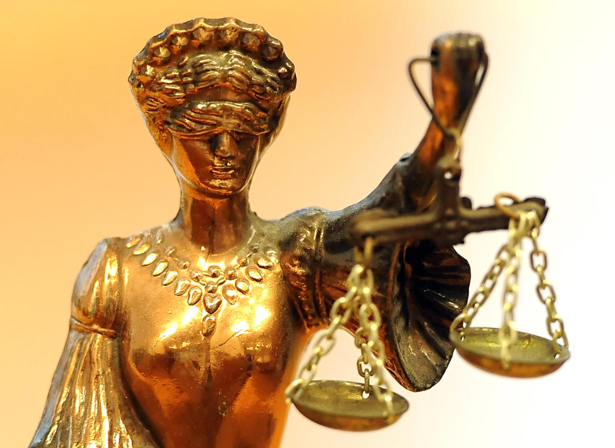 Eine goldfarbene Justitia-Figur steht im Landesarbeitsgericht Berlin-Brandenburg. (Symbolbild: Britta Pedersen/ZB/dpa)