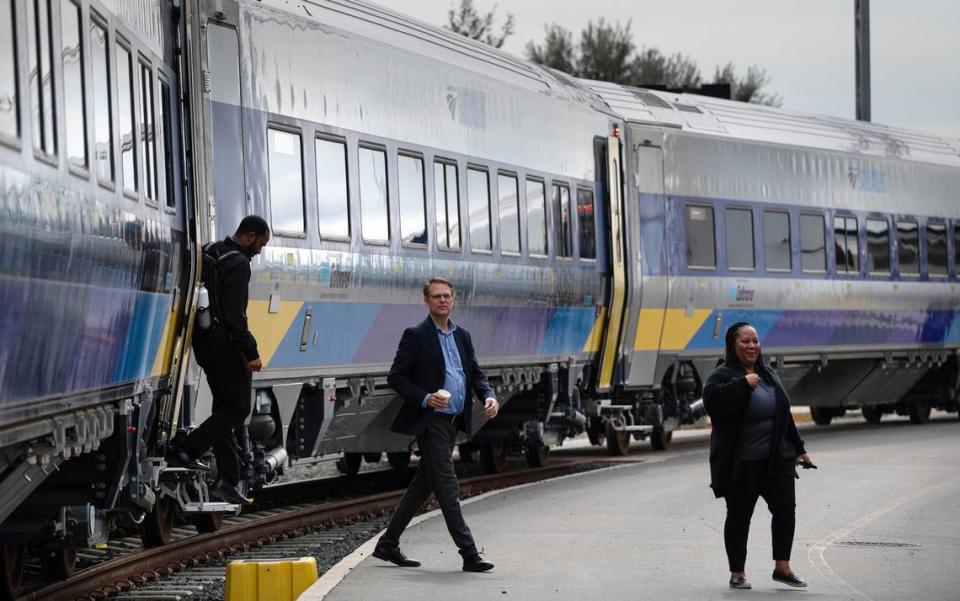 Amtrak mostró sus nuevos vagones de pasajeros Venture para su línea San Joaquins en las instalaciones de mantenimiento ferroviario ACE en Stockton, California, el martes 5 de marzo de 2024.